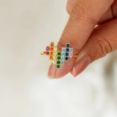 Cincin pertunangan 18K emas dengan desain bentuk hati yang lucu dan pelangi