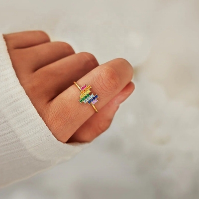 Cincin pertunangan 18K emas dengan desain bentuk hati yang lucu dan pelangi