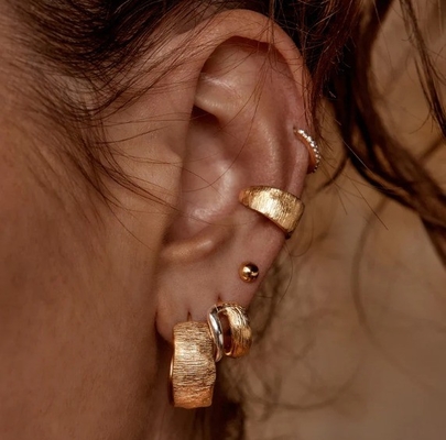 18K Emas dan Emas Putih Shield Hoops Earrings untuk Wanita