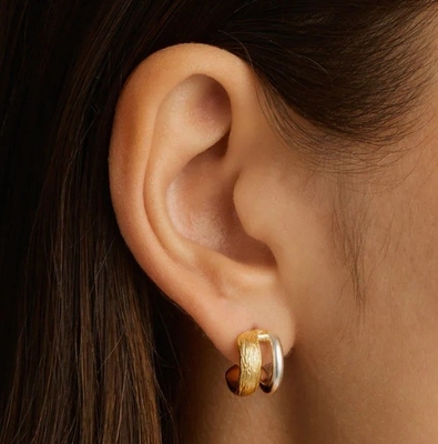 18K Emas dan Emas Putih Shield Hoops Earrings untuk Wanita
