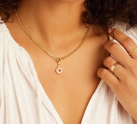 Gold Plated Desain Pelangi Berwarna-warni kecil Pink Donut Charm Pendant di 925 Sterling Perak