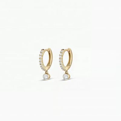 Model 14K Plated Gold Zircon Drop Pave Huggie Earrings dengan diameter profil 9,5 mm dan total drop 12 mm