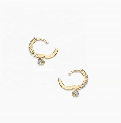 Model 14K Plated Gold Zircon Drop Pave Huggie Earrings dengan diameter profil 9,5 mm dan total drop 12 mm
