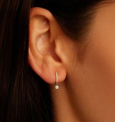 Model 14K Plated Gold Zircon Drop Pave Huggie Earrings dengan diameter profil 9,5 mm dan total drop 12 mm