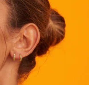 18K Gold Plated Baby Emerald CZ Huggie Earrings Untuk Gadis Perhiasan Sehari-hari