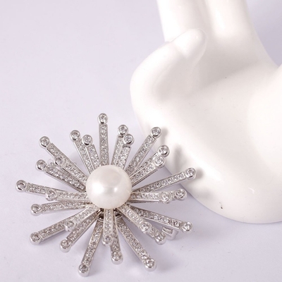 Snowflower Putih Mutiara dan Putih CZ Handmade Fashion Brooches Untuk Wanita