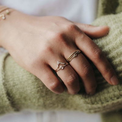 Cincin tumpukan berbentuk V dengan Around dan Marquise White CZ dalam Perak 925 Sterling