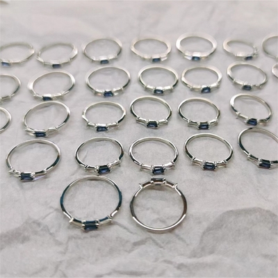 Perhiasan Mewah Tiga Batu Berlian Cincin Disesuaikan untuk Wanita di 14K 18K Plated Emas