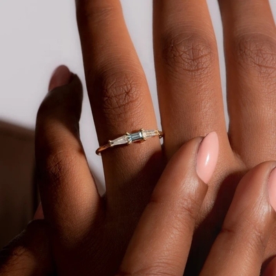 Perhiasan Mewah Tiga Batu Berlian Cincin Disesuaikan untuk Wanita di 14K 18K Plated Emas