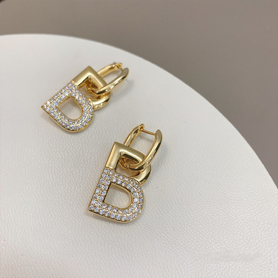 Aksesoris Wanita B Hoop Earrings in Brass dengan Custom Initial Letter dan Gold Plating