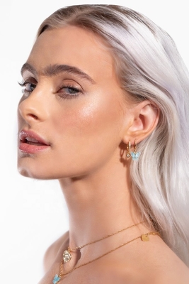 Mini Dangle Heart CZ Huggie Earrings Berlapis Emas Tambahkan sentuhan glamor pada tampilan Anda