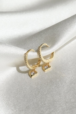 Mini Dangle Heart CZ Huggie Earrings Berlapis Emas Tambahkan sentuhan glamor pada tampilan Anda