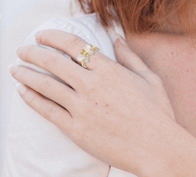 Perhiasan Mewah Berwarna-warni Ethiopian Opal Butterfly Ring 18k Emas Kuning Di Atas Perak Sterling