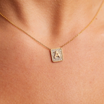 Membuat hari dengan 14K emas persegi awal batu permata kalung untuk wanita hadiah Valentine