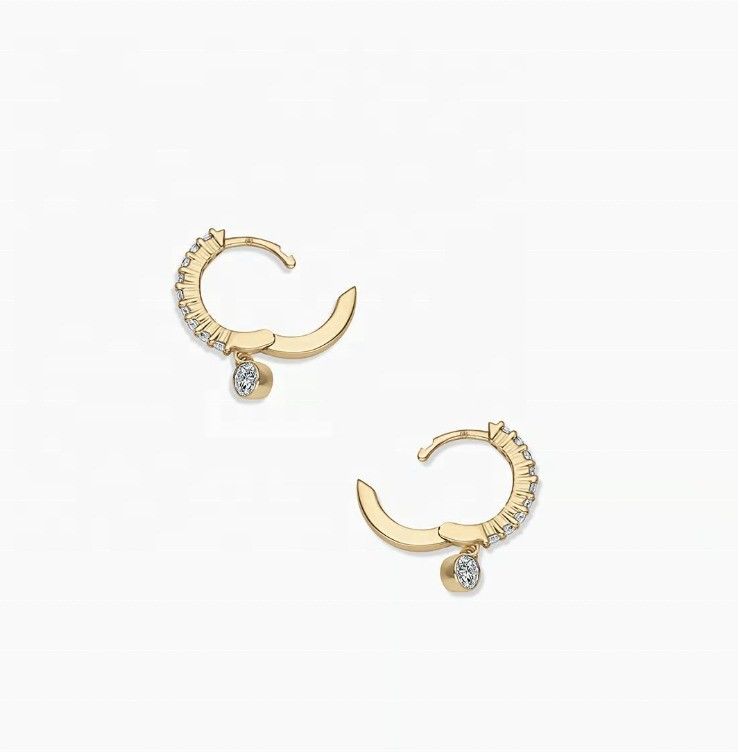 Model 14K Plated Gold Zircon Drop Pave Huggie Earrings dengan diameter profil 9,5 mm dan total drop 12 mm