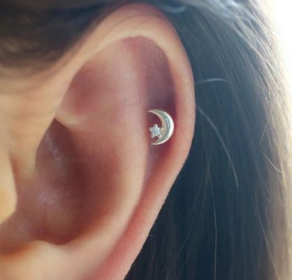 925 Sterling Silver Tiny CZ Moon Piercing Stud Earring dengan Ball Screw Back Closure