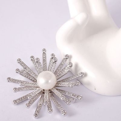 Snowflower Putih Mutiara dan Putih CZ Handmade Fashion Brooches Untuk Wanita