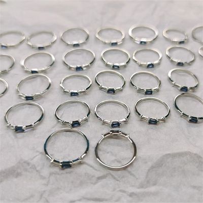 Perhiasan Mewah Tiga Batu Berlian Cincin Disesuaikan untuk Wanita di 14K 18K Plated Emas