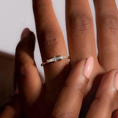 Perhiasan Mewah Tiga Batu Berlian Cincin Disesuaikan untuk Wanita di 14K 18K Plated Emas