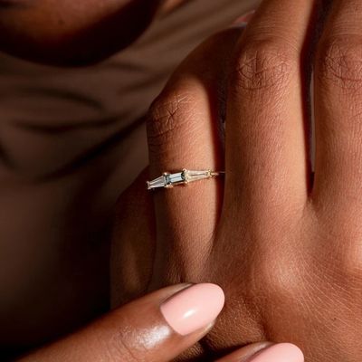 Perhiasan Mewah Tiga Batu Berlian Cincin Disesuaikan untuk Wanita di 14K 18K Plated Emas