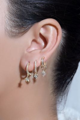 Mini Dangle Heart CZ Huggie Earrings Berlapis Emas Tambahkan sentuhan glamor pada tampilan Anda