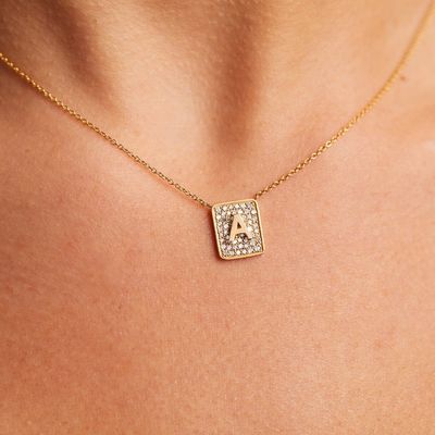 Membuat hari dengan 14K emas persegi awal batu permata kalung untuk wanita hadiah Valentine