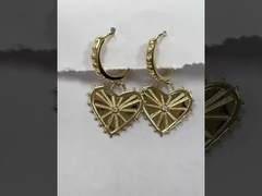 Heart Charms Huggies Earrings untuk Wanita
