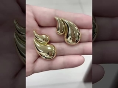 Anting Pejantan Bentuk Tetesan Kuningan yang Elegan