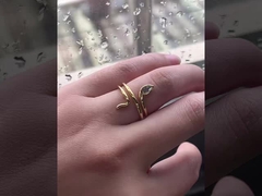 Dibuat dari perak murni 925 sterling, desain ini memberikan kecemerlangan luar biasa dan ramah di kulit.