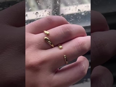 Dibuat dengan tangan dari perak murni 925 asli, aksesori ini memadukan gaya yang halus dengan daya tahan,